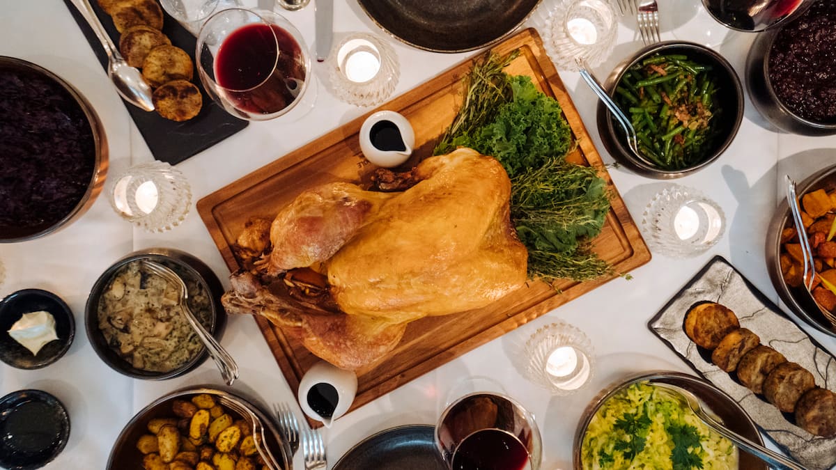 Tarik Lange serviert zu Thanksgiving im Hyatt in Zürich ganze Truthähne