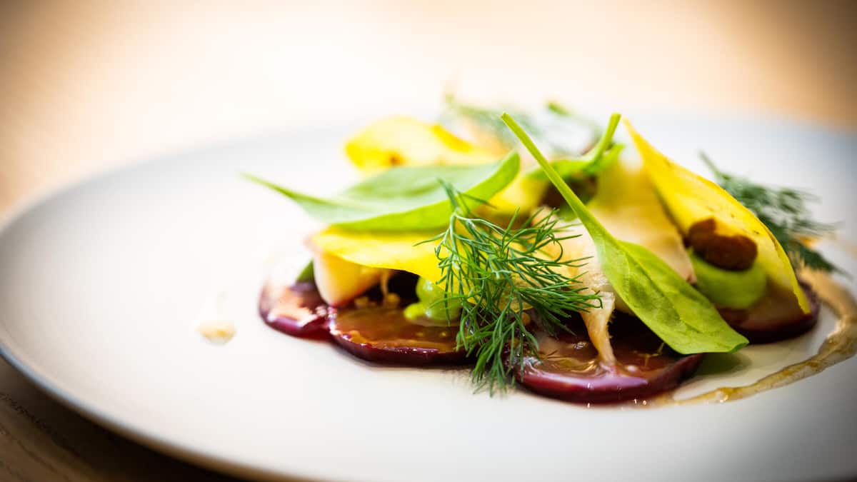 Geräucherte Forelle mit Randen und Dillcreme