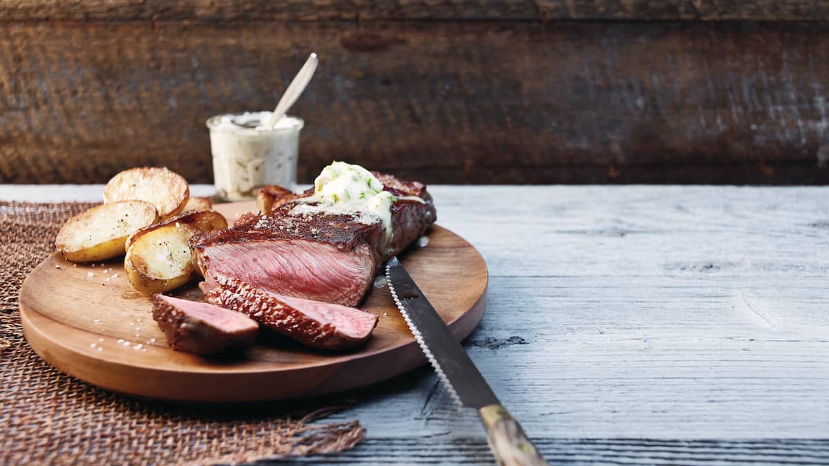 Entrecôte mit Kräuterbutter und Röstkartoffeln