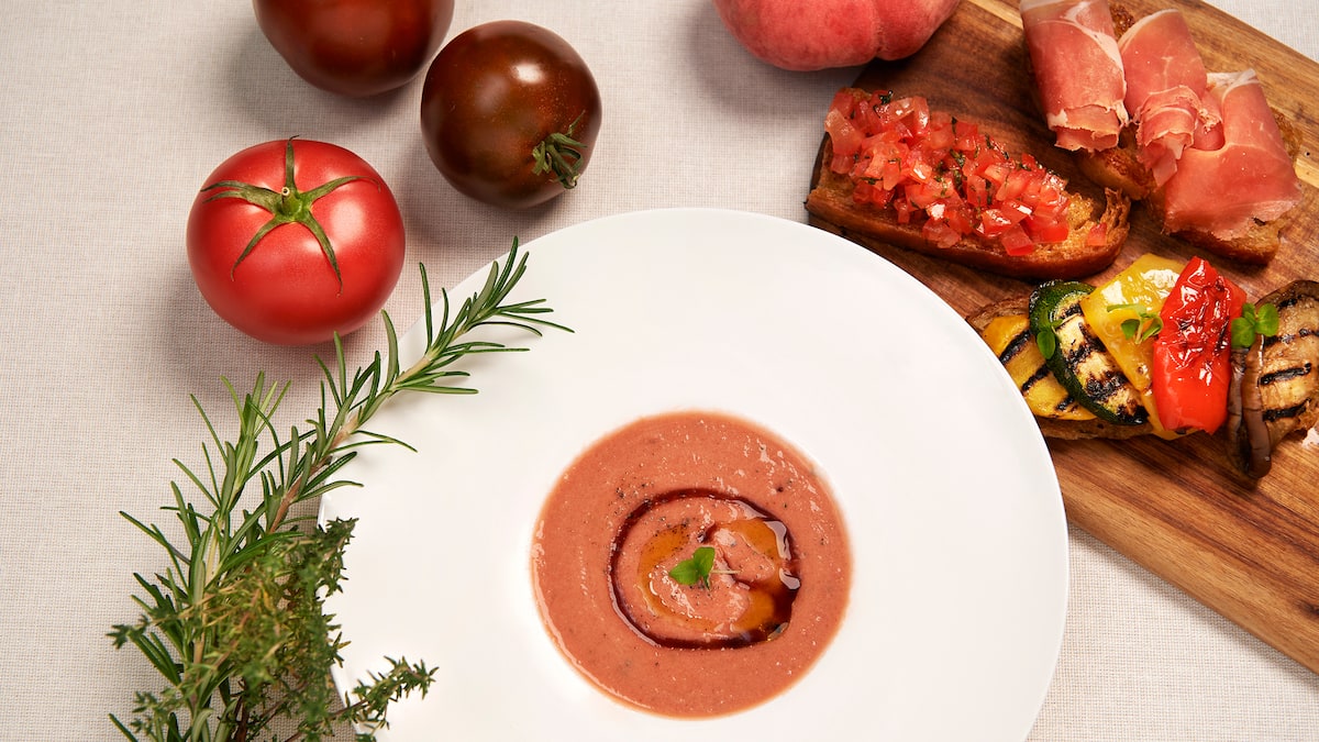 Rezept: Tomaten-Pfirsich Gazpacho &amp; Sauerteigbrot