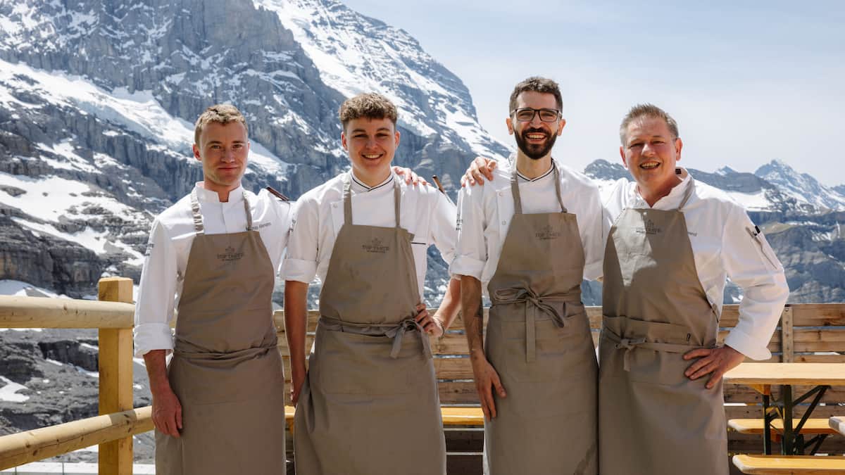 Alte-H-hner-und-junge-K-che-auf-dem-Eiger