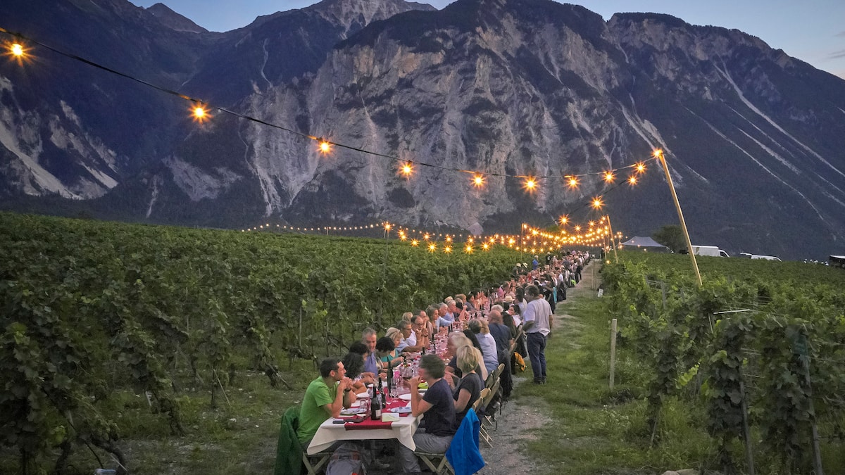 Walliser-Tavolata-350-G-ste-an-einem-Tisch