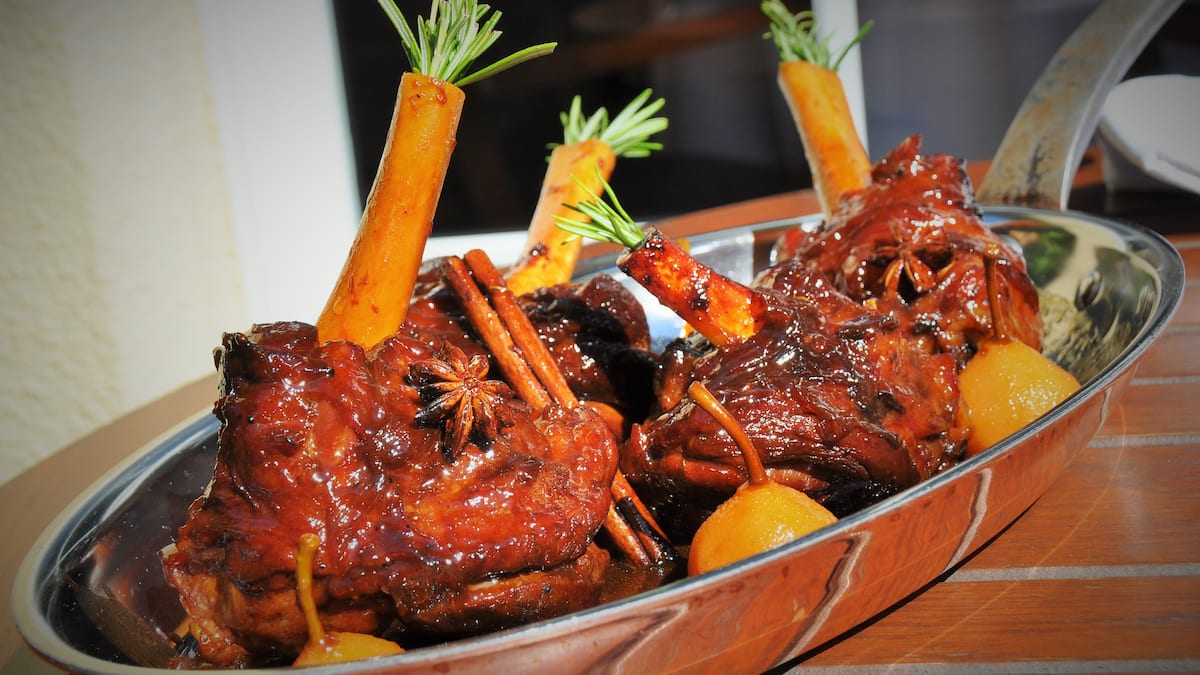 Konfierte Lammhaxe, Vin cuit &amp; Botzi-Birnen | GaultMillau