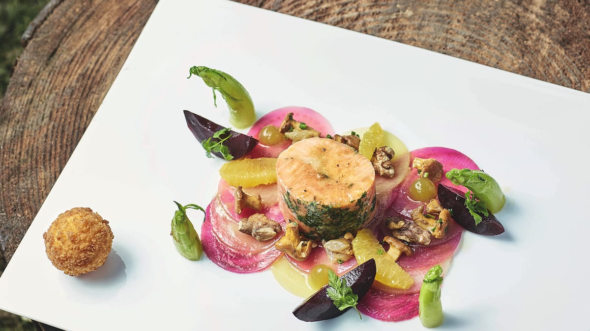 Rezept: Lachsroulade auf Randencarpaccio