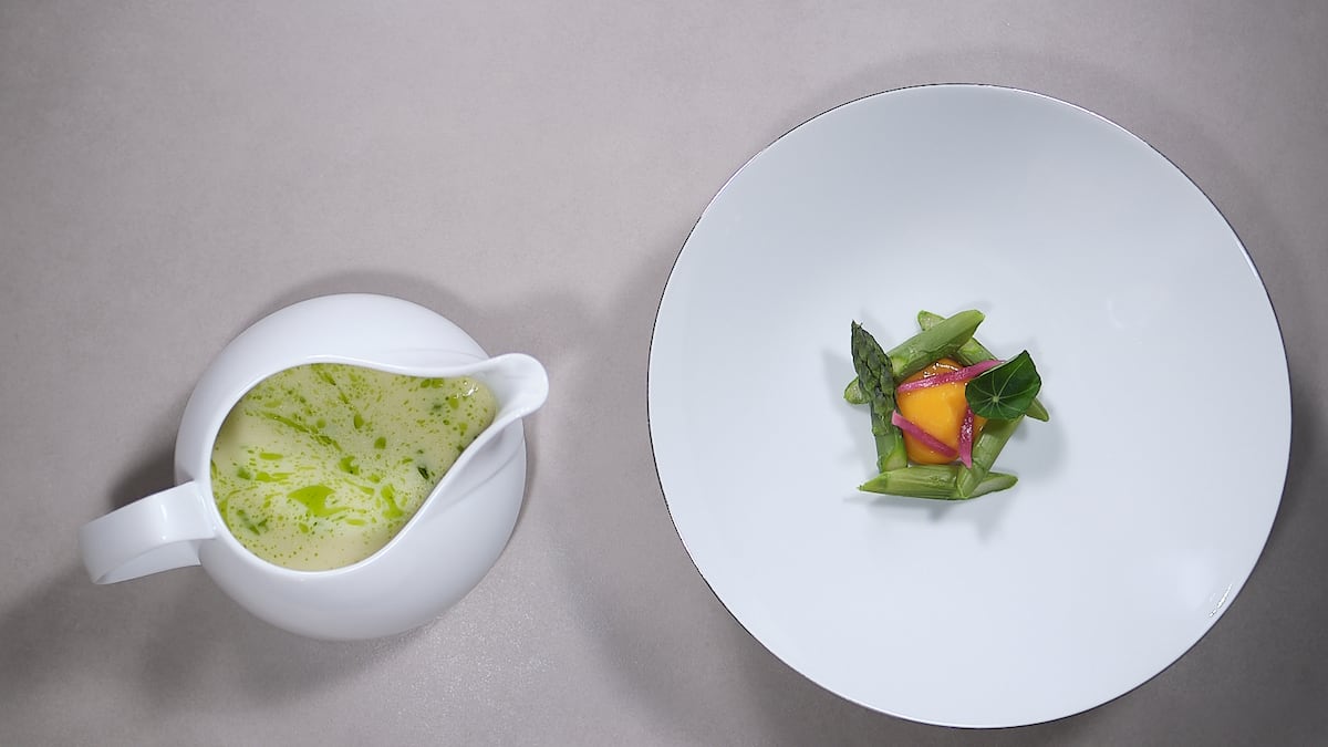 Weisse Spargelcrème mit geräuchertem Eigelb | GaultMillau