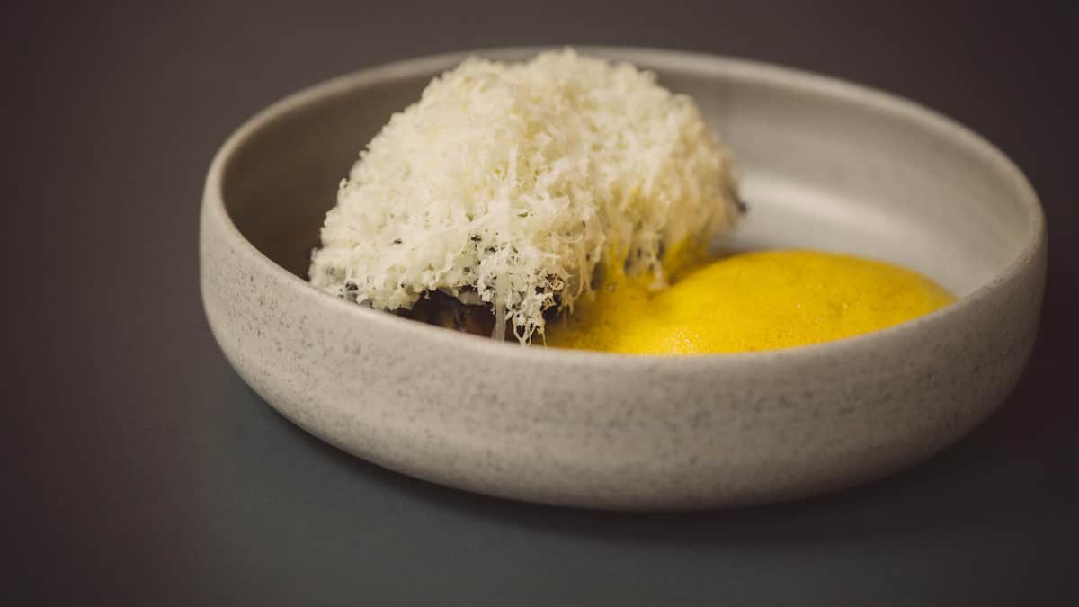 Rezept: Brotknödel mit Curry und Emmentaler