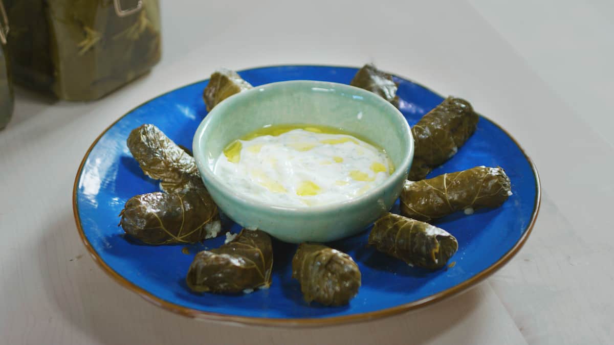 Gefüllte Weinblätter mit Tzatziki by Caminada | GaultMillau