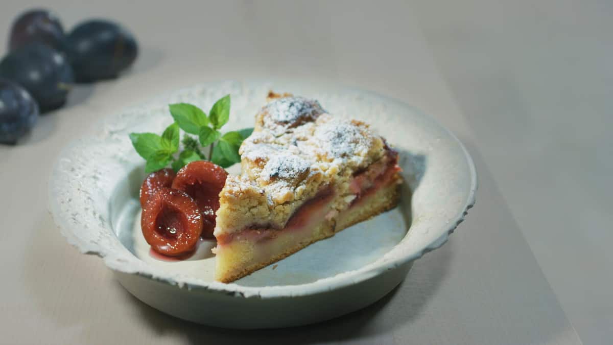 Zwetschgen-Streuselkuchen by Caminada | GaultMillau