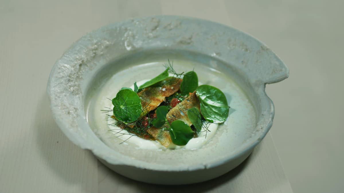 Knusprige Sardinen mit Kräutervinaigrette by Caminada | GaultMillau