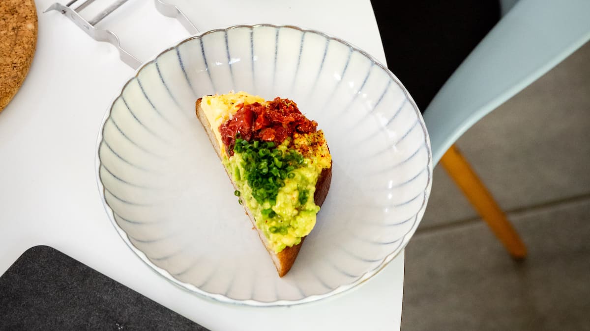 Œufs Brouillés à la Crème d'Avocat sur Toast