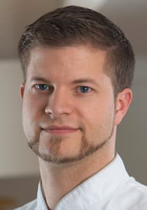 Silvan Durrer Kuechenchef vom Hotel Schweizerhof Bern Restaurant Jack's Brasserie in Bern - GaultMillau