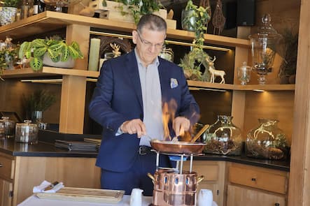 Restaurant Manager Giuseppe di Bella beim Flambieren