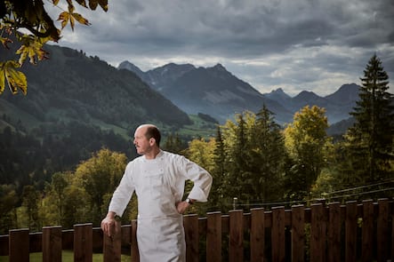 Nicolas Darnauguilhem, chef au restaurant gastronomique La Pinte des Mossettes près de Charmey dans le canton de Fribourg, jeudi 19 octobre 2023. (© Gabriel Monnet)