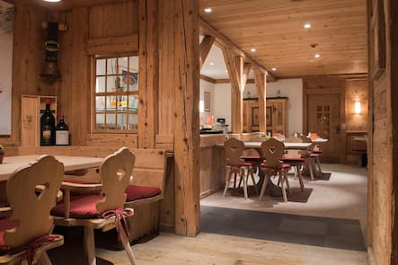 Innenansicht Das Restaurant des Hotel Kernen ohne Gaeste. Hotel Kernen Schoenried Schönried, 28.6.2017 © HO KEIN GM-RESTAURANT