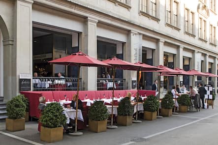 Aussenansicht Fruehling/Sommer Die Terrasse beim Eingang des Restaurants Baerengasse Bärengasse mit Gaesten. Baerengasse Bärengasse Zuerich Zürich, 27.4.2017 © HO