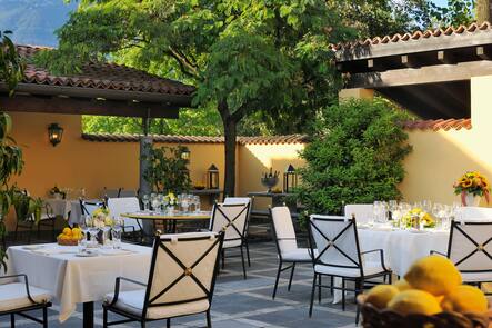 Aussenansicht Sommer Die Terrasse Cortile Leone des Restaurants Locanda Barbarossa ohne Gaeste. Castello del Sole Ascona, 3.7.2017 © HO The Living Circle, Gewinn, 1. August Quiz © HO