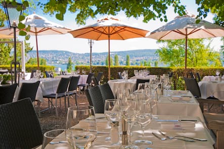 Aussenansicht Terrasse des Restaurants Buergli Bürgli ohne Gaeste. Zuerich Zürich, 11.4.2017 © HO KEIN GM-RESTAURANT