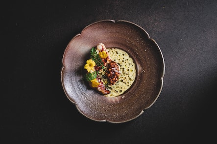 Gericht: Blue lobster, fermented carrot, âred curryâ & saffron Restaurant Frantzén, Stockholm, Schweden