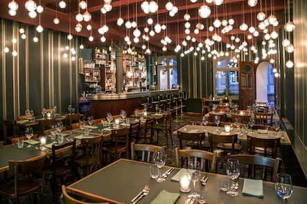 Innenansicht Restaurant Roter Baeren Bären ohne Gaeste. Roter Baeren Bären Basel, 28.8.2017 © HO