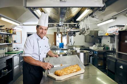 ABGEGOLTEN - Petti, Aldo (Koch, Kuechenchef) mit Apfelstrudel in der Kueche. - Hotel Corona - Vicosoprano, 21.8.2017 - © Lucian Hunziker