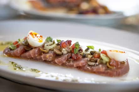 Mediterranes Thunfisch Carpaccio Niçoise, Eden Kitchen und Bar, La Réserve Eden au Lac, Zurich © HO