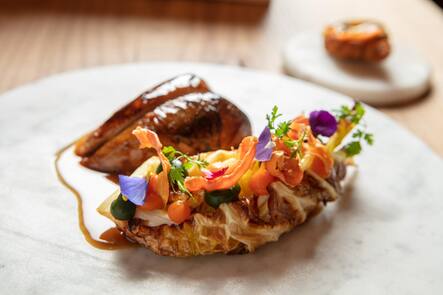 Rebhuhn, Wirsingkohl, Karotten und Rosmarin