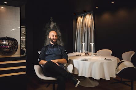 Hotel Vals 7132, Restaurant Silver, Portrait;Chefkoch Mitja Birlo,Chefstable,Foto: Digitale Massarbeit, Tanja und Simon Kurt Mitja Birlo, 7132 Hotel Vals, Vals, Chefstable, Kaeserei, Baekerei © Digitale Massarbeit