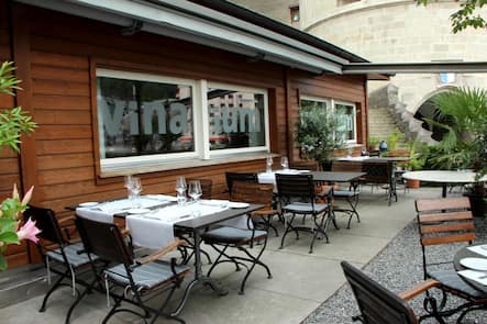 Aussenansicht Sommer Terrasse Restaurant Reussbad ohne Gaeste. Reussbad Luzern, 23.3.2017 © HO