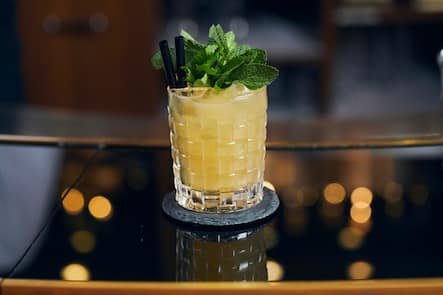 Drink "Mai Tai". Winterdrinks mit David Gandert, Barkeeper of the Year, Bar Louis im Art Déco Hotel Montana Luzern, 26.11.2018, Foto Lucian Hunziker