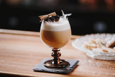 Philipp Kössl, Chef de Bar Igniv Zürich Festtagsdrinks Merry Cherry Flip: Eine Art Eggnogg aus Wermut, Sherry und einem ganzen Ei Philipp Kössl, Igniv, Zürich, Festtagsdrinks © Digitale Massarbeit