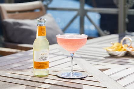 Drink "Tiki in the Mountains" von Thomas Huhn, Chef de Bar, Grand Hotel Les Trois Rois, Basel, 20.04.2020, Foto Lucia Hunziker