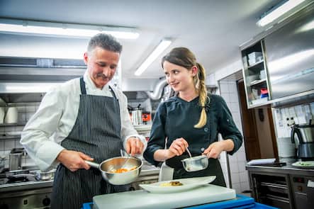 Daniel und Romana Jann, Restaurant Adler, Vater und Tochter, Romana und Dani Jann 2020, Gitzi im Adler, Daniel und Romana Jann, Adler, Ried Muotathal © Thomas Buchwalder