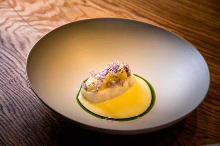 Heilbutt, fermentierter "von Tscharner"-Spargel aus Reichenau, Salzzitrone - Sven Wassmer eröffnet "Memories" 2019 - Grand Resort Bad Ragaz - © Thomas Buchwalder