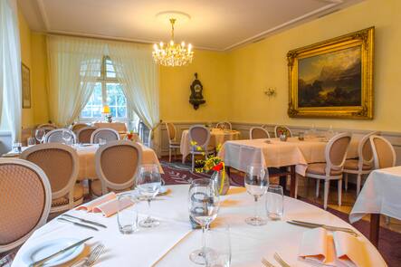 Innenansicht Das Restaurant des Schloss Bottmingen ohne Gaeste. Schloss Bottmingen Bottmingen, 21.4.2017 © HO