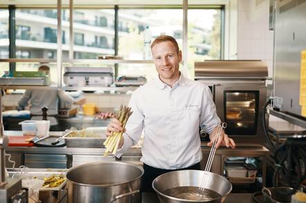 Koch Luc Nunninger. Villa Winzerpark, Winzerweg 5, 4123 Allschwil, Koch: Luc Nunninger. Gastgeber: Martial Kastner. 08.06.2022, Foto Lucia Hunziker