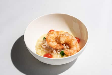 Zitronen-Risottino mit Calamaretti, Wildfang-Crevette, Perltomate und Basilikumpesto von Rico Zandonella, Rico's