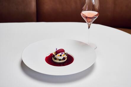 Mandel-Cheesecake, Kirschen aus dem Tessin, Passionsfrucht, Joghurt-Philadelphia-Espuma, Shiso.