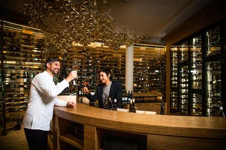 Hotel Grand Resort Bad Ragaz 2020: Sven Wassmer mit Amanda Wassmer in der Weinbar