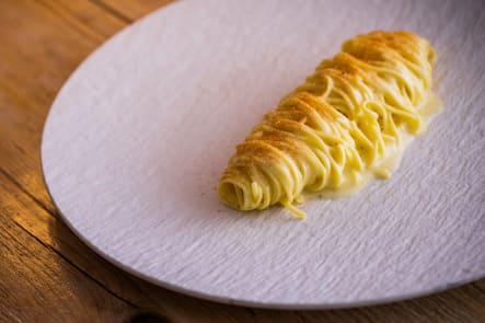 Lugano 2022: CUNTITT: TAGLIOLINI AI 30 TUORLI AI BROCCOLI, SEPPIE, LUGANIGHETTA E CAMOMILLA: Ein Wohlfühl-Gericht: Tagliolini «trenta tuorli»; für diese Pasta werden 30 Eigelbe verwendet!