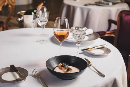 Sommelier Christoph Kokemoor, Grand Hotel Les Trois Rois, Cheval Blanc by Peter Knogl, Seezunge mit Krustentiersauce und Kaviar (Peter Knogl) und Laurent-Perrier Alexandra Rosé 2004, Foto: Digitale Massarbeit, Tanja und Simon Kurt, Sommelier, Christoph Kokemoor, Cheval Blanc, Les Trois Rois, Basel, Laurent Perrier © Digitale Massarbeit