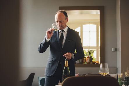Chef-Sommelier Grégory Rohmer, Stucki, Tanja Grandits, Delamotte Blanc de Blancs 1999, Foto: Digitale Massarbeit, Tanja und Simon Kurt, Sommelier, Gregory Rhomer, Stucki, Basel, Laurent Perrier © Digitale Massarbeit