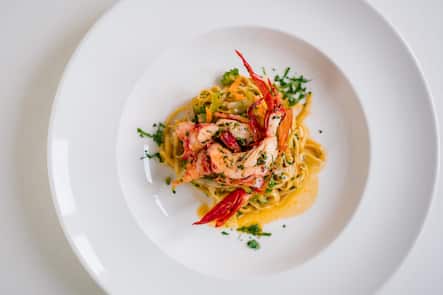 selbstgemachte Taglierini mit Gamberoni - Maurizio Vannozzi, Küchenchef, Sinfonia Erlenbach ZH - Er macht seine Pasta selber. - Freitag, 18.10.19 - Copyright Olivia Pulver