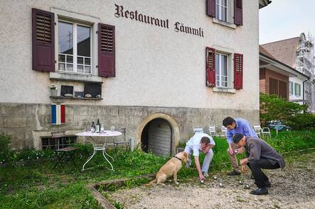 Restaurant Lämmli, Thomas Kraemer, Jessica, Kurt Doppler, Hund Bess,Thomas Schaffter, Francois, Pinsa, Pétanques, Spiel, Spieler, Apéro, Frankreich, Kochen, Küche, Gast, Essen, Trinken, Gastro, Kulinarik, Aufgegabelt, Garten, Terrasse, zum Fressen gern, © Photo Christian Jaeggi, 6. Mai 2023
