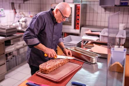 30.03.2023; Roggliswil (LU); Schwartenmagen Gasthof Ochsen; Reportage Herstellung Schwartenmagen bei Philipp Blum im Gasthof Ochsen. Im Untergeschoss befindet sich seine Metzgerei wo er die verschiedene Fleischprodukte selber herstellt. © Valeriano Di Domenico