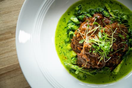 Rindsragout mit Spargel und Baerlauch, Heiko Nieder kocht zu Hause 2020: Rindsragout Heiko Nieder, Starchefs, COOK@HOME, Kocht zuhause, Rezepte © Thomas Buchwalder Rindsragout - Heiko Nieder Cook@Home © Thomas Buchwalder