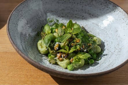 Restaurant Magdalena in Rickenbach SZ mit Küchenchef Dominik Hartmann. Er kreiert für die Luzerner Zeitung ein 3-Gang Ostermenu. Hauptspeise: Gnocchi mit Erbsen und Kräutern Pro Bild 100 CHF 1. Bildlegende © Dominik Wunderli / Luzerner Zeitung 2. Keine Weitergabe an Dritte 3. Keine Archivierung / nur für einmalige Verwendung gebrauchen.