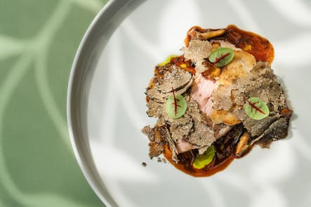 Rosa grillierter Kalbshuftdeckel Truffeljus | gebratene Herzmilken | Alsschwein Rohschinken | Artischockenespuma | sautierte Eierschwämme - Jonas Ingold, Kuechenchef, Restaurant zum Löwen - Messen - 16. August 2023 - Copyright Olivia Pulver