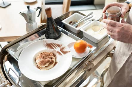 Hoenggerhof, Tiramisù, von Gastgeber Giovanni am Tisch zubereitet