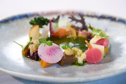 Pascal Steffen kocht mit Gemüse vom Birsmattehof (Therwil BL), die Lieferanten (Nicole & Alexander Tanner und Gebremedhin Fisaha) zu Gast im Restaurant Roots Basel, Gericht: «Roots Garden», 19.02.2025, Foto Lucia Hunziker