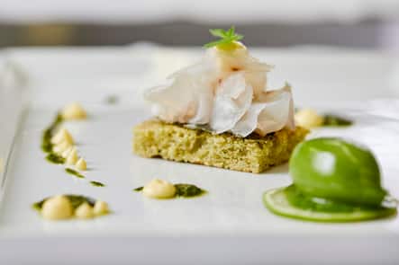 Wolfsbarsch, Basilikum, Limette. CASA ALVA, Restaurant & Hotel, Reto & Saskia Gadola, GenussGastroGadola GmbH, Via Visut 31, 7014 Trin, am 16.03.2020. Foto Lucia Hunziker